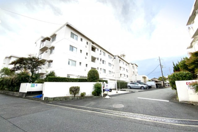 【外観】 | 南宇治ローレルコートB棟 | 一度、実際にご覧になってみませんか？暮らしやすい周辺環境も含め、スタッフがご案内いたします。お家探しの第一歩としてでも大丈夫です(^^)/お気軽にお問い合わせ下さいね♪