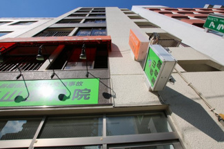 【外観】 | エビハラビル　鶯谷駅から徒歩3分・入谷駅から徒歩6分の好立地。言問通り沿い。鉄筋コンクリート造の7階建てマンション。ワンフロア占有。窓もたくさんあるので通風良好。南向きで日当たり良好です。