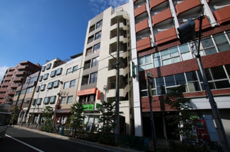 【外観】 | エビハラビル　鶯谷駅から徒歩3分・入谷駅から徒歩6分の好立地。言問通り沿い。鉄筋コンクリート造の7階建てマンション。ワンフロア占有。窓もたくさんあるので通風良好。南向きで日当たり良好です。