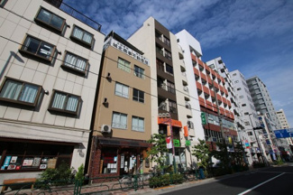 【外観】 | エビハラビル　鶯谷駅から徒歩3分・入谷駅から徒歩6分の好立地。言問通り沿い。鉄筋コンクリート造の7階建てマンション。ワンフロア占有。窓もたくさんあるので通風良好。南向きで日当たり良好です。