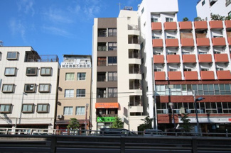 【外観】 | エビハラビル　鶯谷駅から徒歩3分・入谷駅から徒歩6分の好立地。言問通り沿い。鉄筋コンクリート造の7階建てマンション。ワンフロア占有。窓もたくさんあるので通風良好。南向きで日当たり良好です。