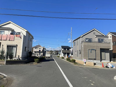 【前面道路含む現地写真】 | 仲介手数料無料　日野市南平４丁目新築戸建て4棟　２号棟