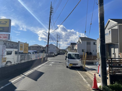 【前面道路含む現地写真】 | 仲介手数料無料　日野市南平４丁目新築戸建て4棟　２号棟