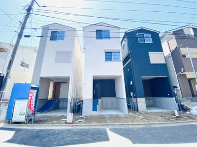 【外観】 | ☆超・絶・緊・急・値・下・げ☆仲介手数料不要！藤沢市弥勒寺１丁目B号棟 | 中央がＢ号棟です。建物完成につきご見学が可能となっております！日当たりの良い物件なので、是非藤沢駅徒歩圏内お考えの方はご見学しに来てください！