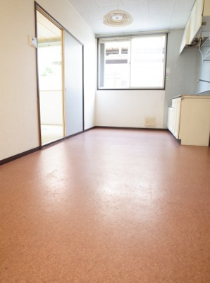 【居間・リビング】 | グリーンハイツ | 窓が多いのでお部屋があかるい☆