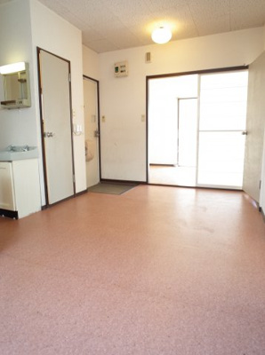 【居間・リビング】 | グリーンハイツ | お隣のお部屋から日差しが届きます☆