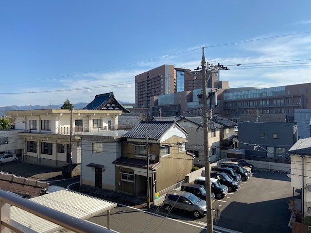 フレリア志比口の展望|敷地内駐車場と道路の奥に建物があるため、圧迫感がなく、日当たりも良好です。