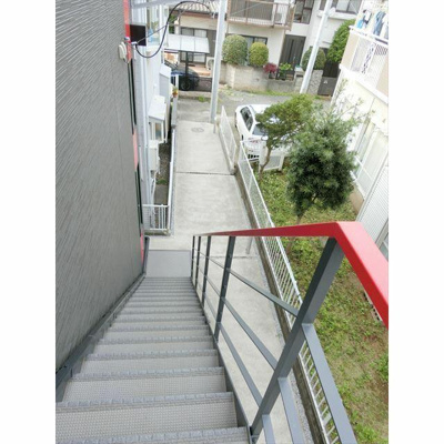 【その他共用部分】 | ボナール保土ヶ谷 | お部屋へのアクセスにご利用頂く共用の階段。