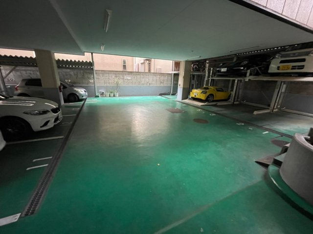 ウィステリアビル津田沼の駐車場