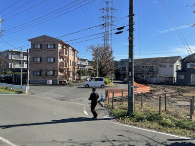【前面道路含む現地写真】 | 仲介手数料無料　日野市平山4丁目新築戸建て4棟　2号棟