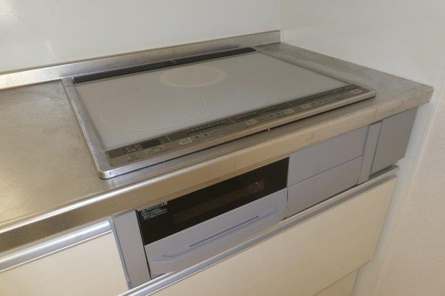 HIRA　TERRACEのキッチン|３口IHコンロ