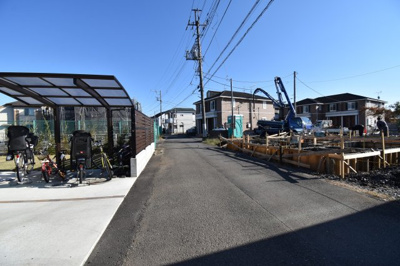 【前面道路含む現地写真】 | 東村山市久米川町4丁目　全2棟　A号棟 | 前面道路は閑静な住宅地の通りとなるため、車通りは多くありません。 安心して車庫入れ可能。