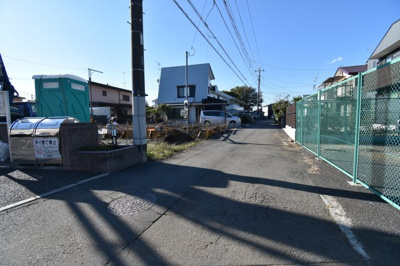 【前面道路含む現地写真】 | 東村山市久米川町4丁目　全2棟　A号棟 | 前面道路は閑静な住宅地の通りとなるため、車通りは多くありません。 安心して車庫入れ可能。