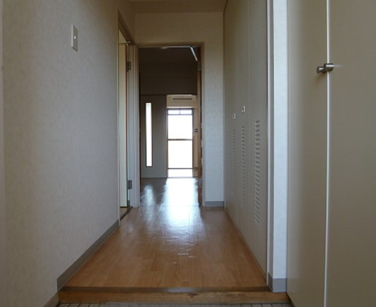 シーザーレジデンス美好町の玄関