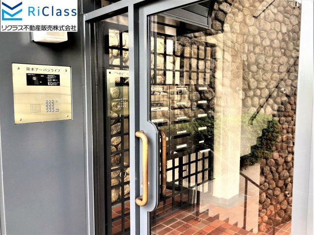 岡本アーバンライフのエントランス|オートロック付きのエントランスです