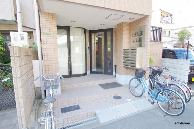 セリシエ中津　仲介手数料無料のエントランス
