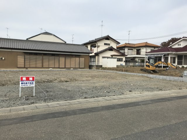 鴻巣市新宿２丁目の売地の前面道路含む現地写真