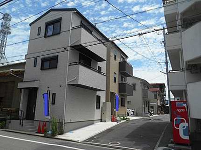 【外観】 | 広島市南区東雲２丁目　No.北 | 【個性のある家創りがポイント！】
細長い窓や正方形の窓など窓の形状や配置にこだわった
遊び心ある外観。
規則性をもたせて窓を配置しているので、
上下で窓の位置が揃っていなくてもまとまり感がでます。