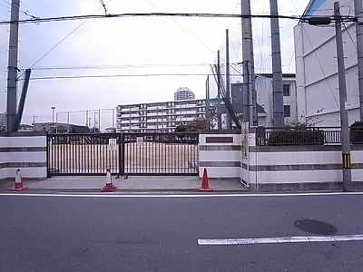 森都OSAKAウエストヴィルの周辺|マンション北側に、小学校がありとても近いです。