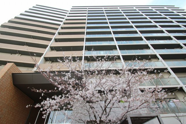 森都OSAKAウエストヴィルの外観|桜がとてもきれいな外観は、大型マンションで圧巻の大きさ！！
中にはゲストルームやシアタールーム・パーティールームなど共用施設が充実しています。