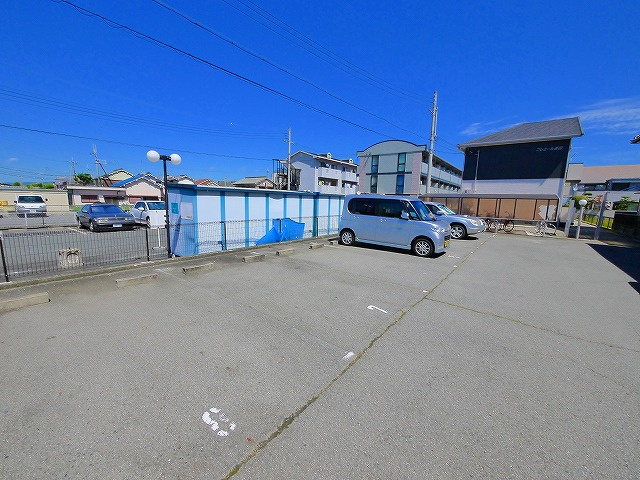 プレミール深田の駐車場|駐車場があるので、車を買う予定の方も安心です