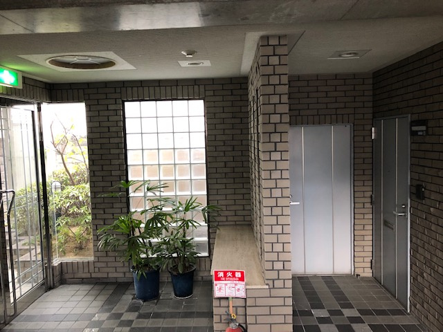 バ－クレイコ－ポのエントランス|1階部分は2室しかありません。