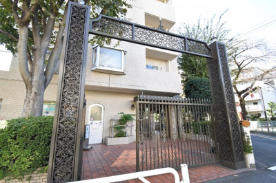 【エントランス】 | 豊栄アンバサダー調布 | 重厚な門扉がマンション全体の雰囲気がワンランクアップ。来訪者を異空間にいざないます。