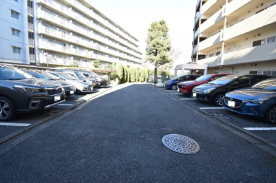 【駐車場】 | 豊栄アンバサダー調布 | 時間がない時もらくらくと車の出し入れが出来る平置き駐車場。運転が苦手でも楽々駐車可能です。