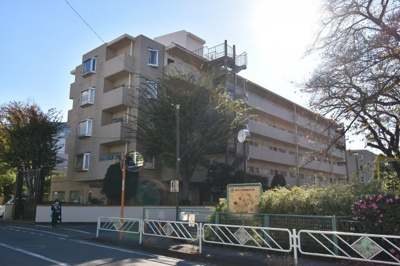 【外観】 | 豊栄アンバサダー調布 | あらゆる夢を叶える新たな未来へ一歩踏み出す…緑豊かな公園前に位置するマンション。

