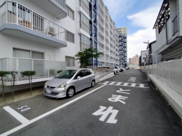 中本公園スカイハイツの駐車場|マンション敷地内にある平面駐車場です。