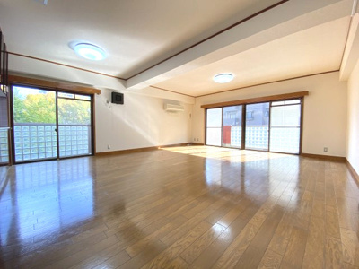 【居間・リビング】 | オガワビル | L字の広いバルコニーで光が気持ち良いです
照明は残置です。前回募集時の写真です。