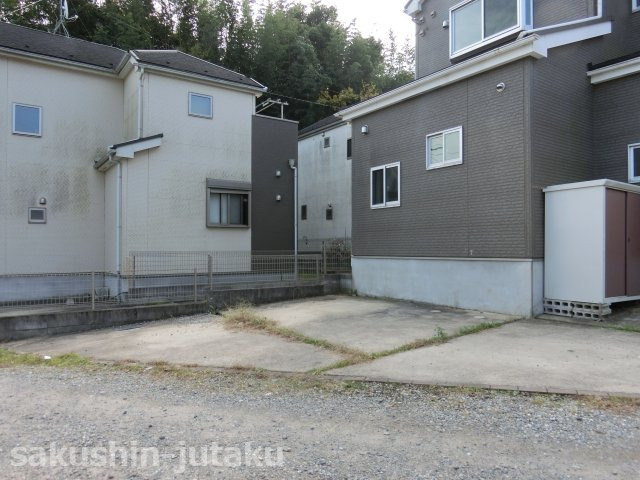 長作町　中古戸建の駐車場|カースペースは２台分（車種によります）