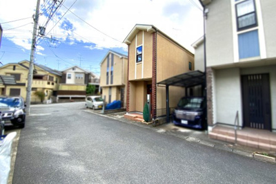 【前面道路含む現地写真】 | 伏見区久我森の宮町　中古戸建 | 前道幅員が約6ｍある交通量の少ない閑静な住宅街ですヽ(^。^)ノ一度、実際にご覧になってみませんか？暮らしやすい周辺環境も含め、スタッフがご案内いたします。お家探しの第一歩としてでも大丈夫です。