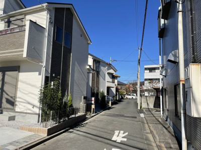 【前面道路含む現地写真】 | 仲介手数料無料　府中市日新町3丁目新築戸建て2棟　1号棟