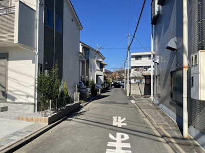 【前面道路含む現地写真】 | 仲介手数料無料　府中市日新町3丁目新築戸建て2棟　２号棟