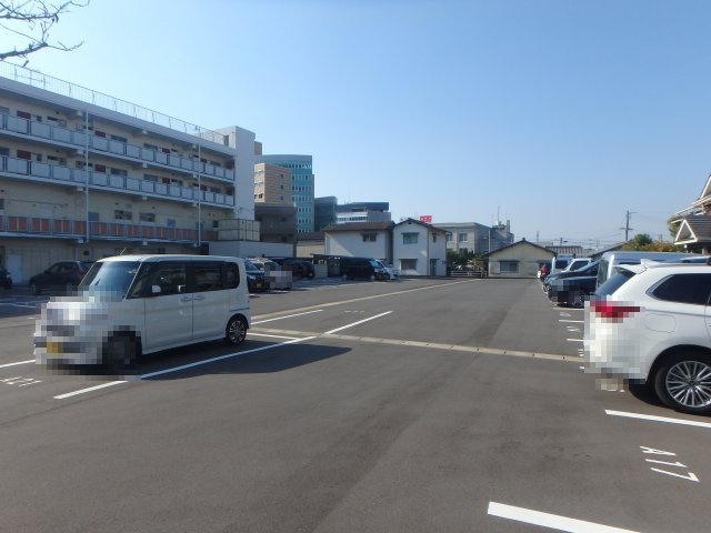 亀山ビル100の駐車場