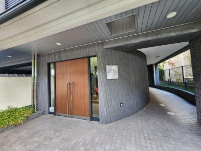 エストーネ京都二条のエントランス