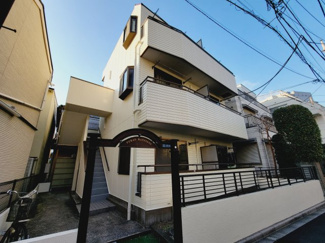 【外観】 | 深尾マンション　鶯谷・入谷駅から徒歩6分でJRも地下鉄も使いやすい便利な場所。閑静な住宅街で静かな環境。鉄骨造の外観タイル張りマンション。全戸角部屋の2面採光で明るいお部屋。東向きで日当たり良好。