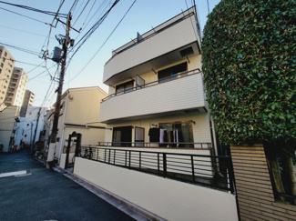 【外観】 | 深尾マンション　鶯谷・入谷駅から徒歩6分でJRも地下鉄も使いやすい便利な場所。閑静な住宅街で静かな環境。鉄骨造の外観タイル張りマンション。全戸角部屋の2面採光で明るいお部屋。東向きで日当たり良好。