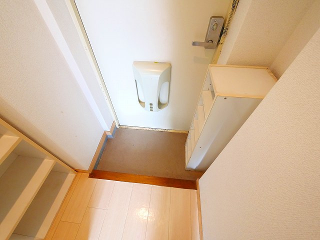 アイリスハイツ1号館の玄関