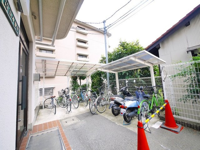 アイリスハイツ1号館のその他共用部分|屋根付き自転車置き場完備です