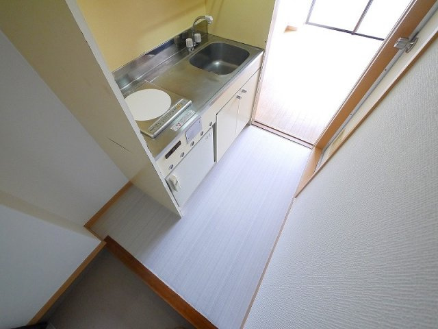 アイリスハイツ1号館のキッチン|コンパクトなキッチンで掃除もラクラクです