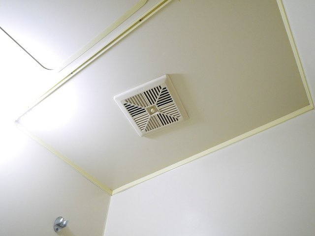 アイリスハイツ1号館の設備|浴室の換気扇です