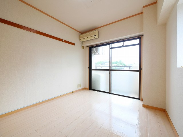 アイリスハイツ1号館の洋室