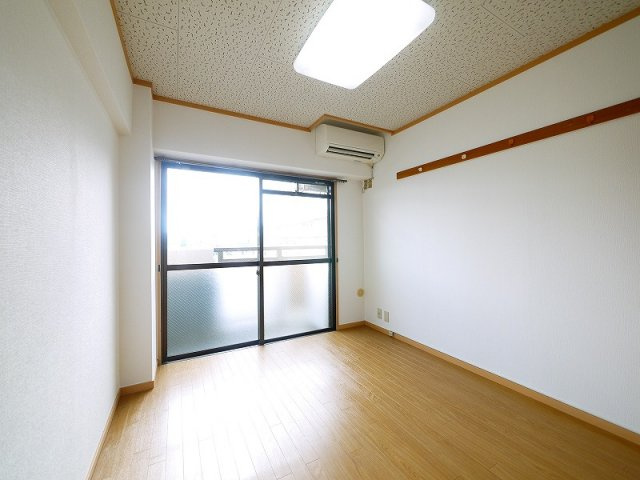 アイリスハイツ1号館の寝室|使い勝手のいい寝室です