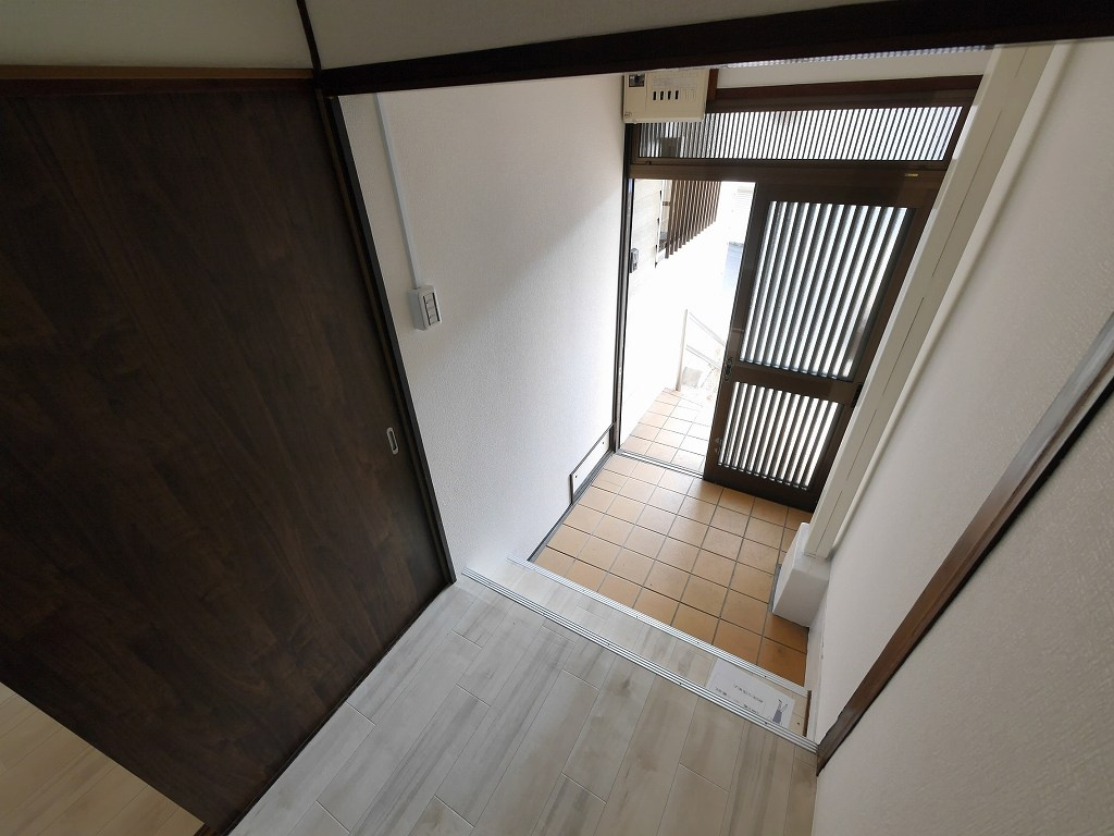 東丸山町連棟戸建の玄関