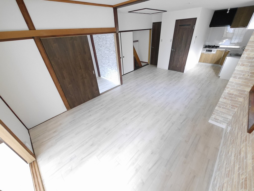 東丸山町連棟戸建の居間・リビング