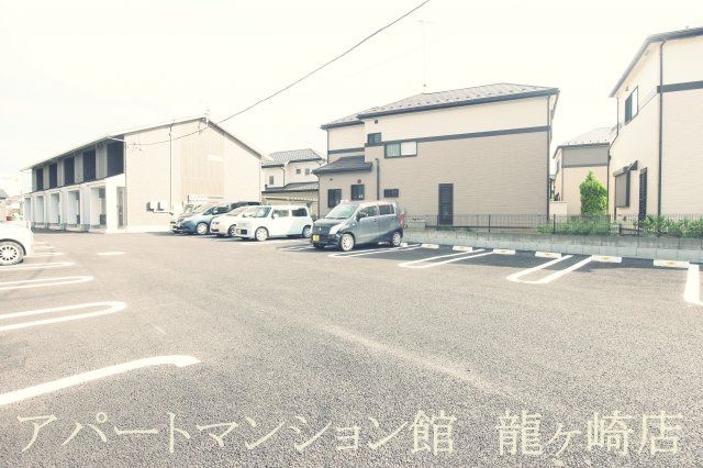 Satis (サティス)の駐車場
