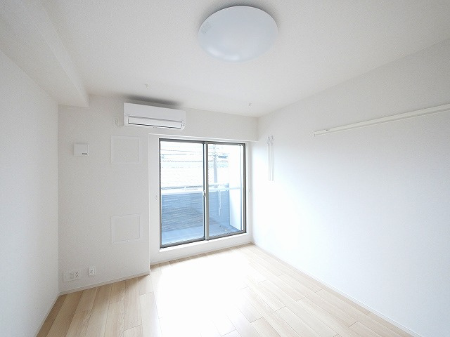 メゾンド・ローズの居間・リビング|こちらの居間で趣味の時間をお楽しみください