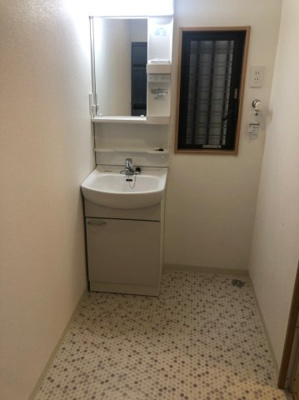 【洗面所】 | えのき貸家 | 独立洗面台・室内洗濯機置場